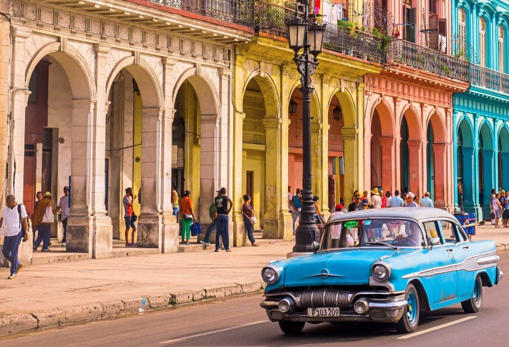 cuba-havana-boulevard-met-oldtimer-1000