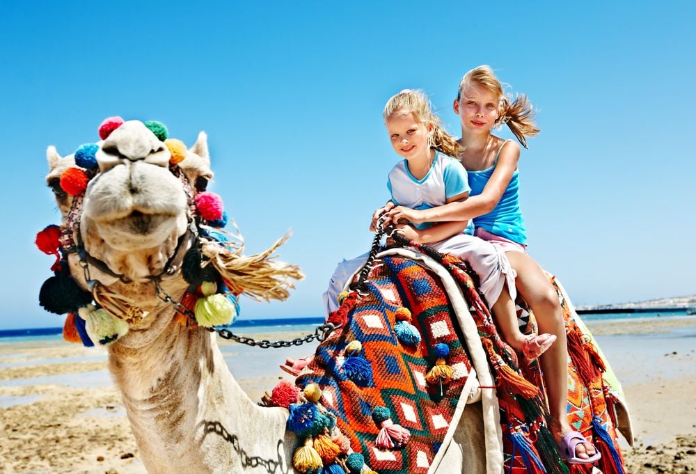 egypte-algemeen-kinderen-op-kameel-op-strand-1000