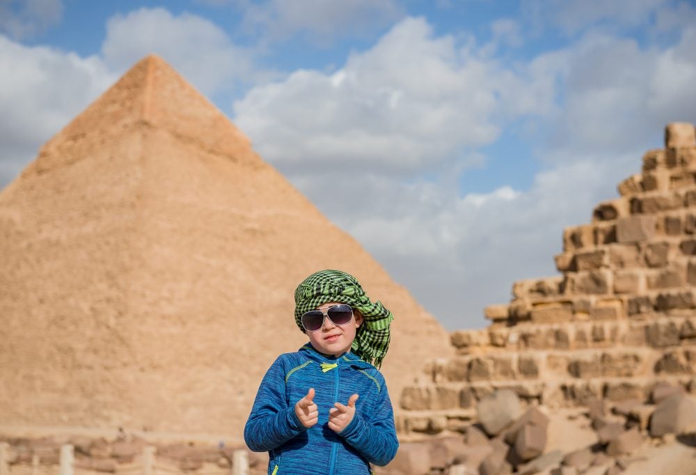 egypte-giza-jongen-met-zonnebril-voor-piramides-1000