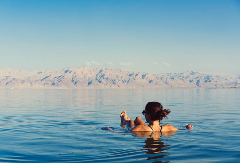 jordanie-dode-zee-drijven-in-het-zoute-water-1000